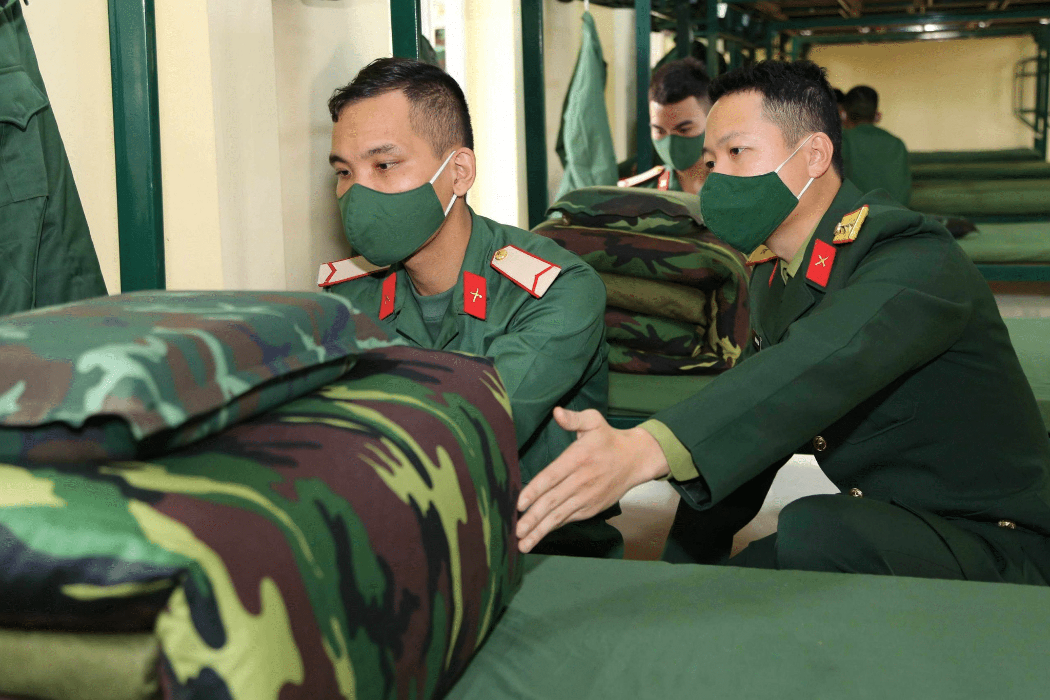 Hướng Dẫn Cách Gấp Chăn Quân Đội đúng cách, nhanh và dễ hiểu 18 gap-chan-quan-doi