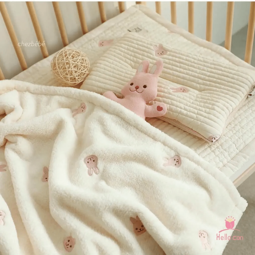 Mùa hè có nên đắp chăn cho bé sơ sinh? Lợi ích và rủi ro 27 mua-he-co-nen-dap-chan-cho-tre-so-sinh