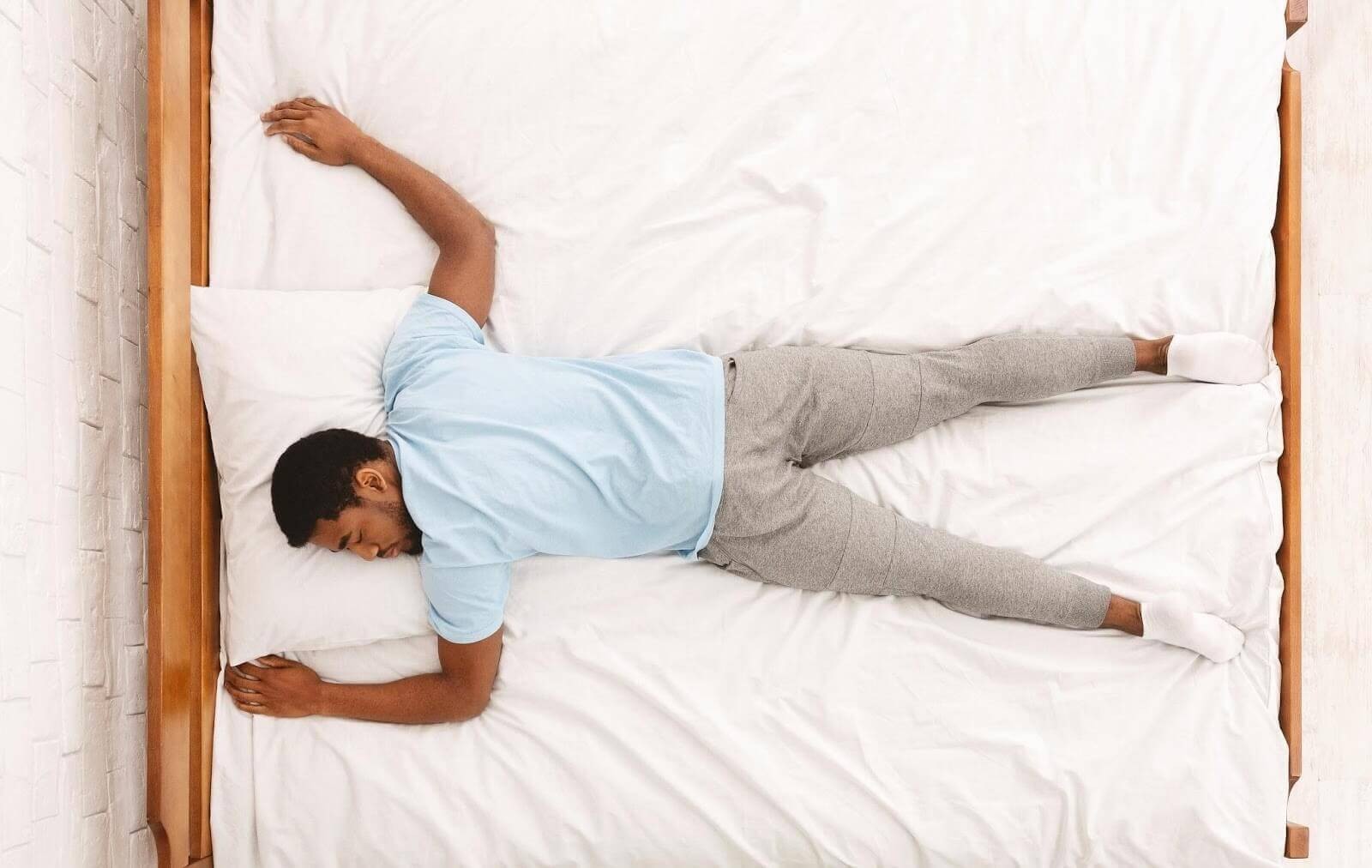 Bị đau lưng nên nằm đệm gì? 10 loại đệm phù hợp nhất cho người đau lưng 19 bi-dau-lung-nen-nam-dem-gi
