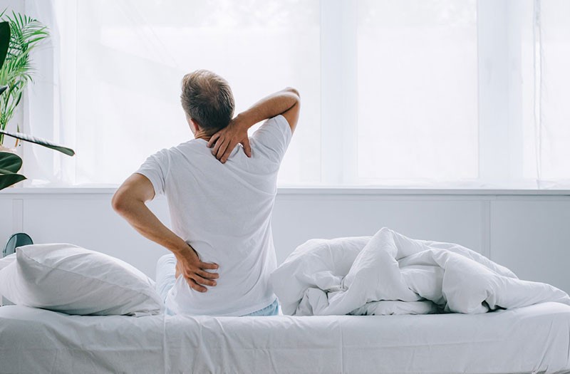 Bị đau lưng nên nằm đệm gì? 10 loại đệm phù hợp nhất cho người đau lưng 13 bi-dau-lung-nen-nam-dem-gi