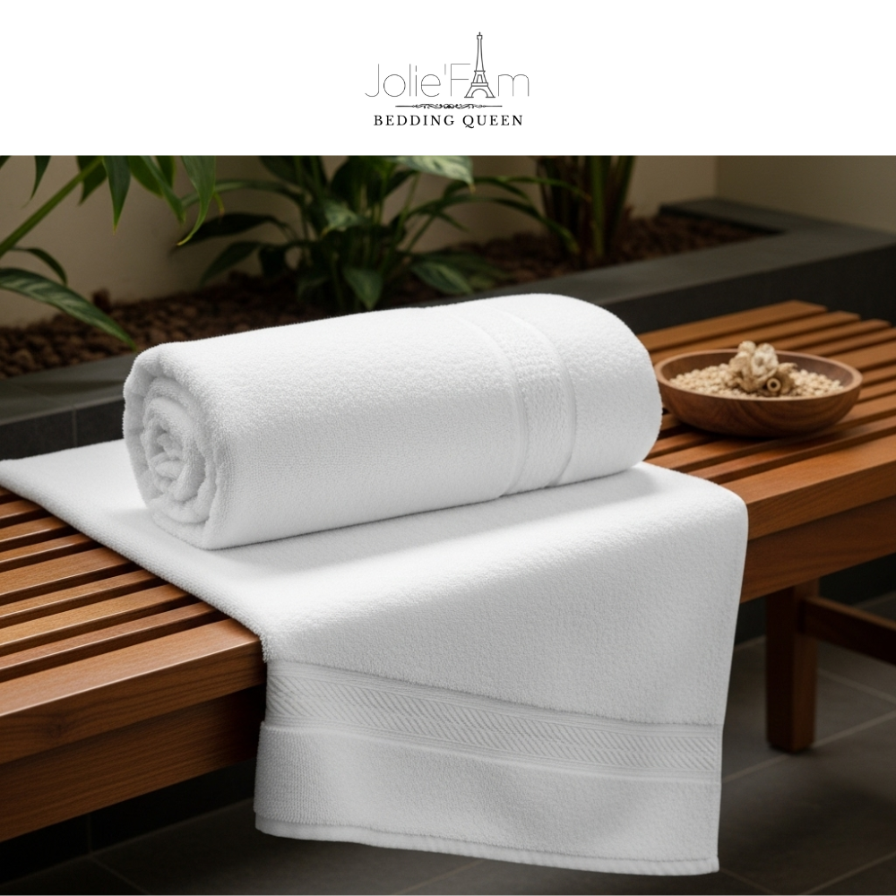Để tạo trải nghiệm đồng bộ và chuyên nghiệp, khách sạn thường trang bị đa dạng loại khăn tắm, phù hợp từng mục đích sử dụng của khách.