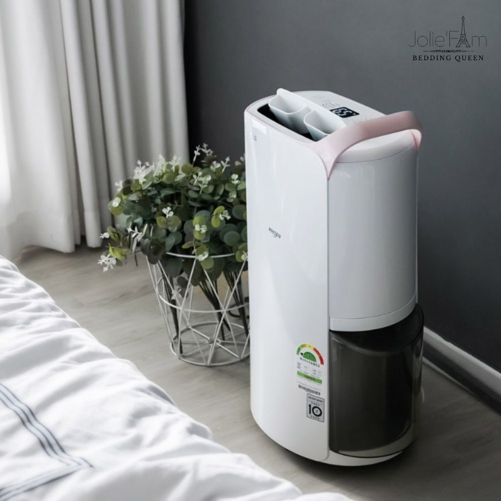 Sử dụng máy hút ẩm hoặc bật điều hòa ở chế độ khô (Dry) trong những ngày nồm là cách hiệu quả nhất để giữ phòng ngủ luôn khô ráo.