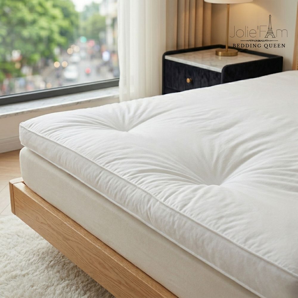 Topper Khách San Là Gì? Vì Sao Khách Sạn Cao Cấp Luôn Sử Dụng? 7 Topper khách sạn không chỉ làm mềm giường mà còn nâng trải nghiệm giấc ngủ và bảo vệ nệm hiệu quả, giúp khách sạn giữ chuẩn 5 sao lâu dài.